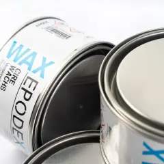 Puszki z produktem EPODEX WAX. Ten wosk to świetny sposób na zabezpieczenie i nabłyszczenie powierzchni.