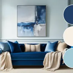 Granatowa sofa i poduszki przywodzą na myśl głębię błękitu oceanu. Obraz na ścianie i jasne dodatki dopełniają spokojną, morską atmosferę.