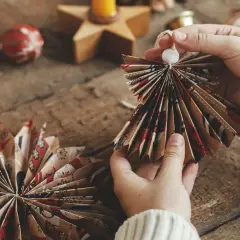 Ręcznie robiony aniołek z papieru szablon, ozdobiony świątecznymi wzorami.