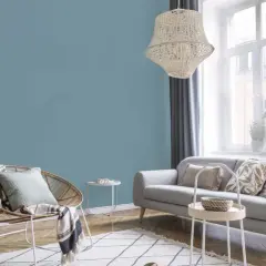 Przytulny salon z sofą i fotelem. Ściany w odcieniu **kolor błękit** tworzą spokojną atmosferę.