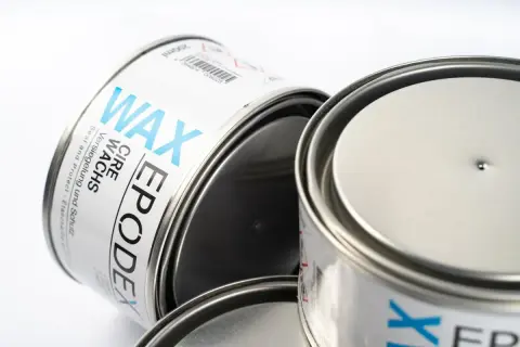 Puszki z produktem EPODEX WAX. Ten wosk to świetny sposób na zabezpieczenie i nabłyszczenie powierzchni.