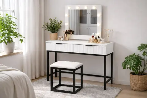 Elegancka toaletka z podświetlanym lustrem, pełna kosmetyków i akcesoriów. Obok zielone rośliny i wygodny stołek.