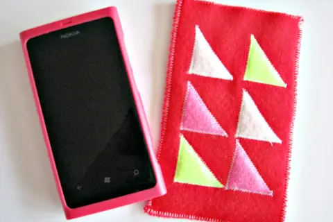 Różowe etui na telefon z filcu z kolorowymi trójkątami. Dowiedz się, jak zrobić etui na telefon z filcu!
