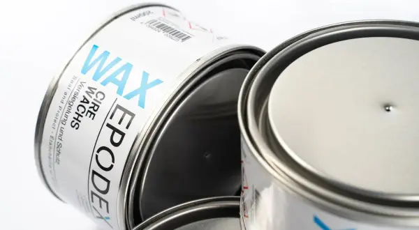 Puszki z produktem EPODEX WAX. Ten wosk to świetny sposób na zabezpieczenie i nabłyszczenie powierzchni.