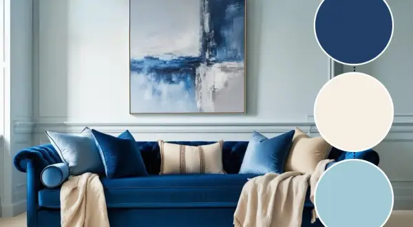Granatowa sofa i poduszki przywodzą na myśl głębię błękitu oceanu. Obraz na ścianie i jasne dodatki dopełniają spokojną, morską atmosferę.