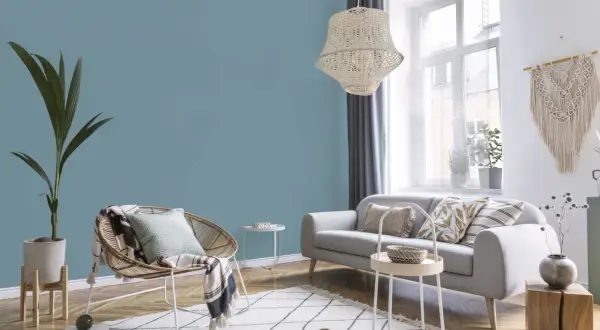 Przytulny salon z sofą i fotelem. Ściany w odcieniu **kolor błękit** tworzą spokojną atmosferę.
