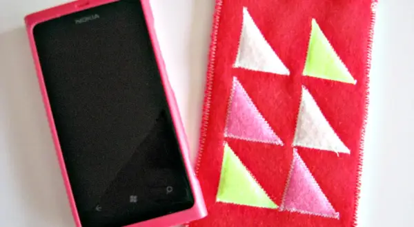 Różowe etui na telefon z filcu z kolorowymi trójkątami. Dowiedz się, jak zrobić etui na telefon z filcu!