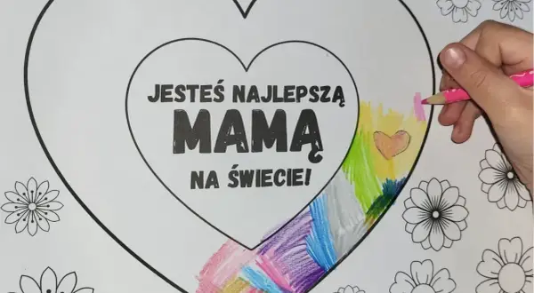 Dziecko koloruje serce z napisem "Jesteś najlepszą mamą na świecie!". Wokół serca znajdują się ornamenty do druku w kształcie kwiatów.