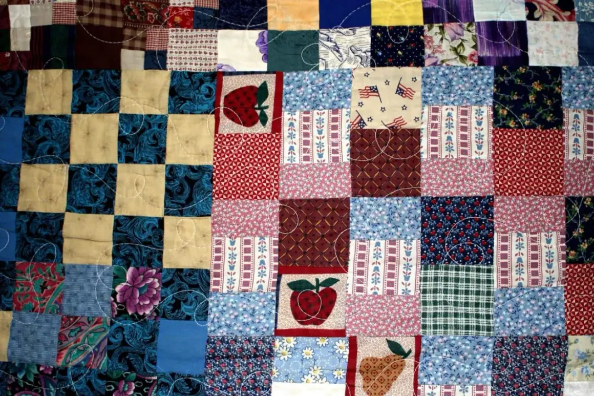 Kolorowy patchwork, czyli technika szycia z kawałków materiału, tworzy wzory z jabłkami, kwiatami i flagami USA.