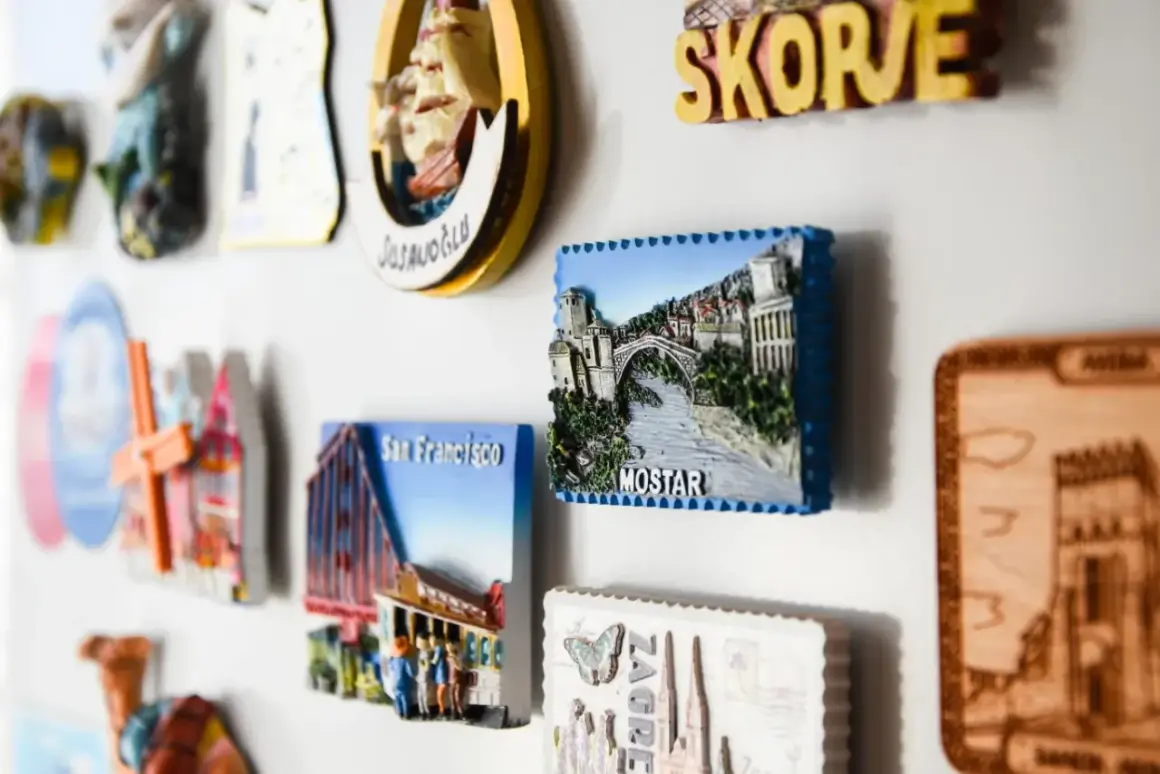 Kolekcja **dużych magnesów na lodówkę** z widokami Mostaru, San Francisco i innych miast.