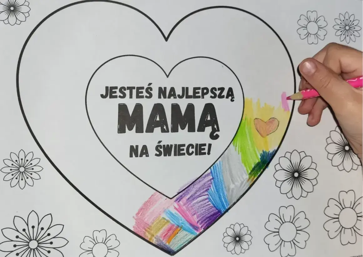 Dziecko koloruje serce z napisem "Jesteś najlepszą mamą na świecie!". Wokół serca znajdują się ornamenty do druku w kształcie kwiatów.