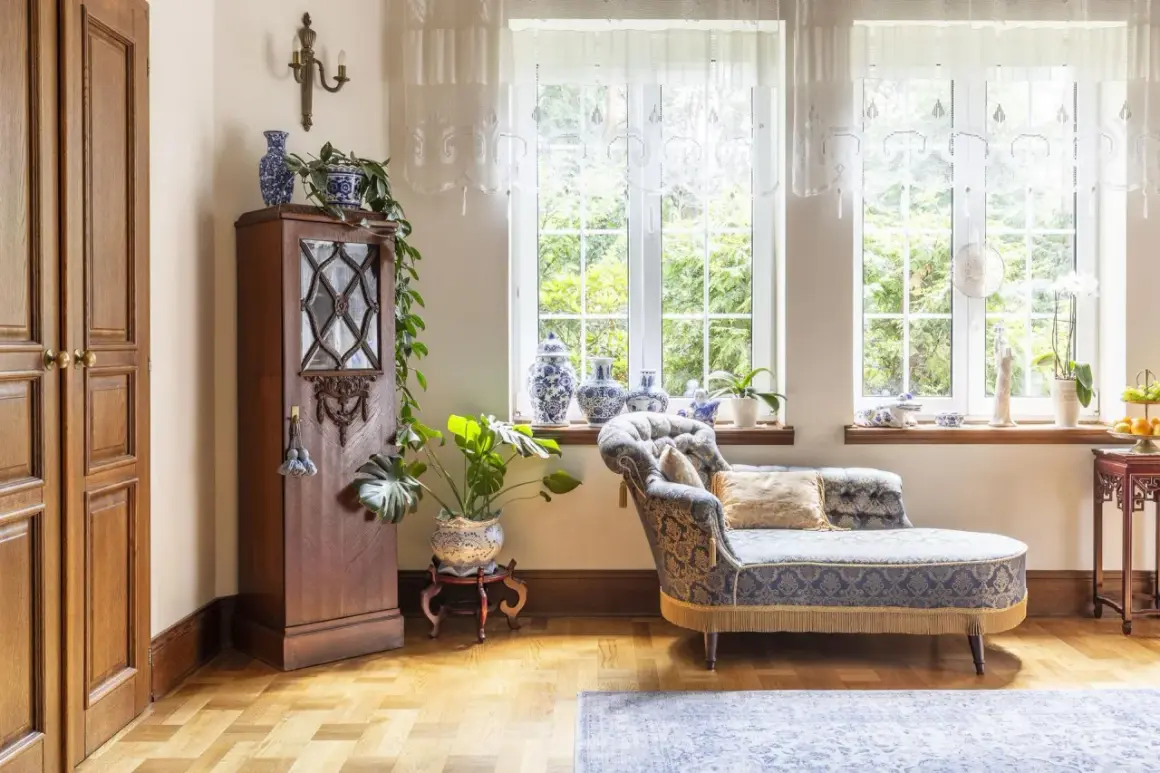 Elegancka sypialnia z meblami w stylu vintage. Drewniana szafa, ozdobna kanapa i porcelanowe wazony tworzą przytulną atmosferę.