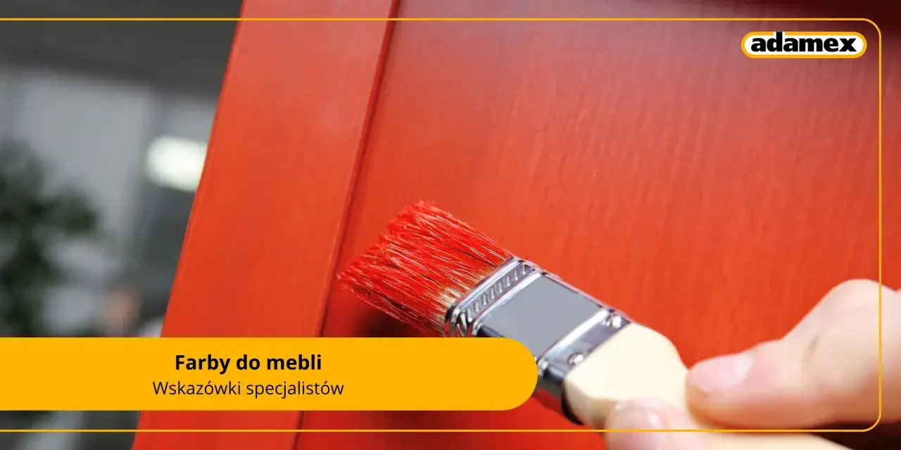 Pędzel z czerwoną farbą do mebli odnawia drewno. To właśnie farba nadaje meblom nowy wygląd i chroni je.