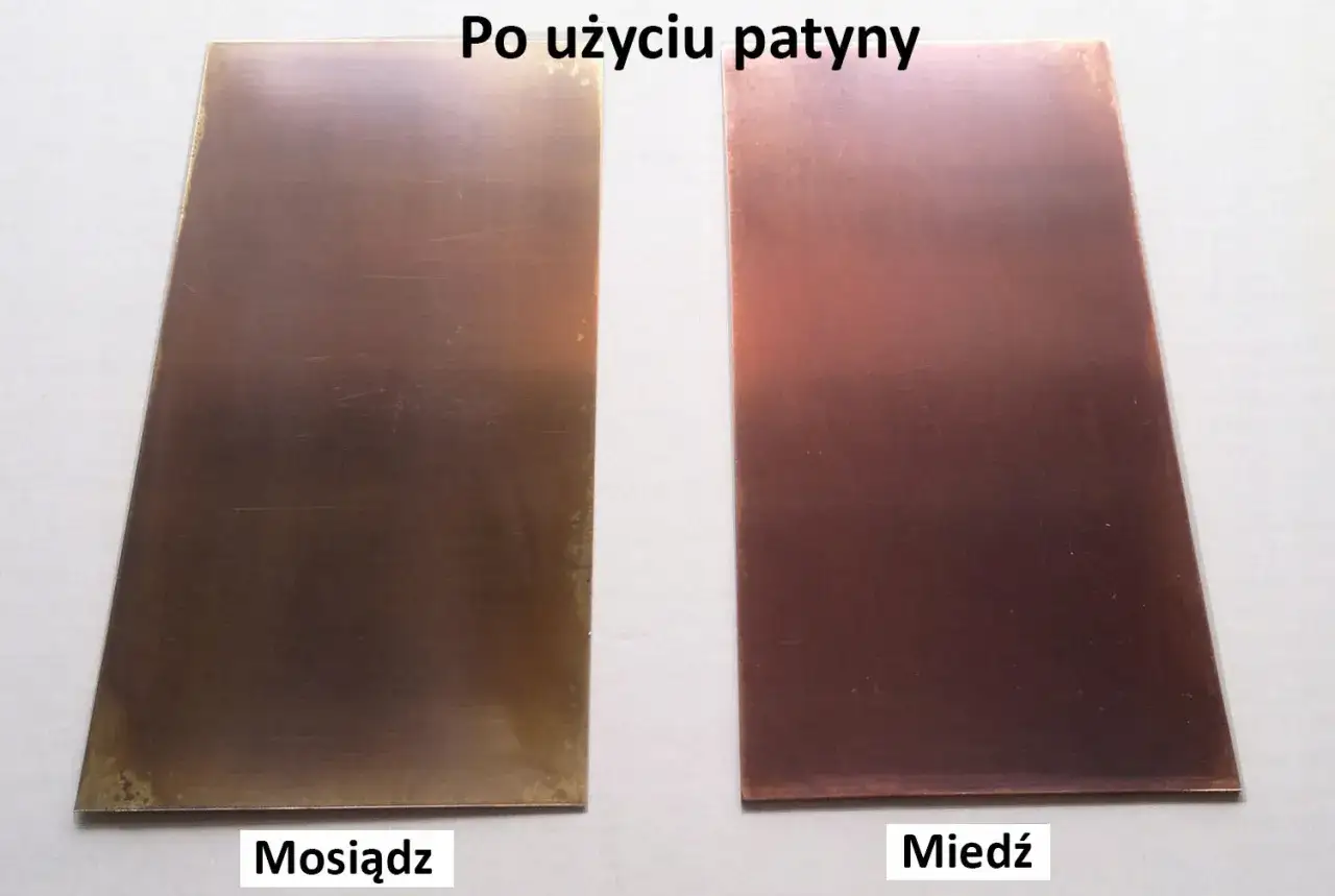 Dwa metalowe arkusze: mosiądz po lewej, miedź po prawej, oba z widoczną patyną, nadającą im głęboki, brązowo-czerwony kolor.