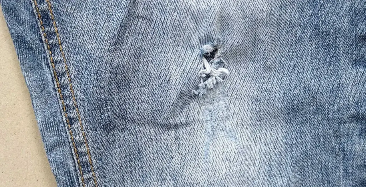 Dziura w jeansach? Pokażę Ci, jak zaszyć dziurę w spodniach ręcznie, by znów wyglądały jak nowe.