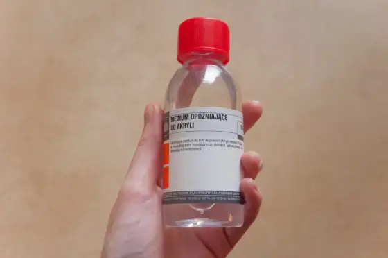 Czym rozcieńczyć farbę akrylową? Woda czy medium?